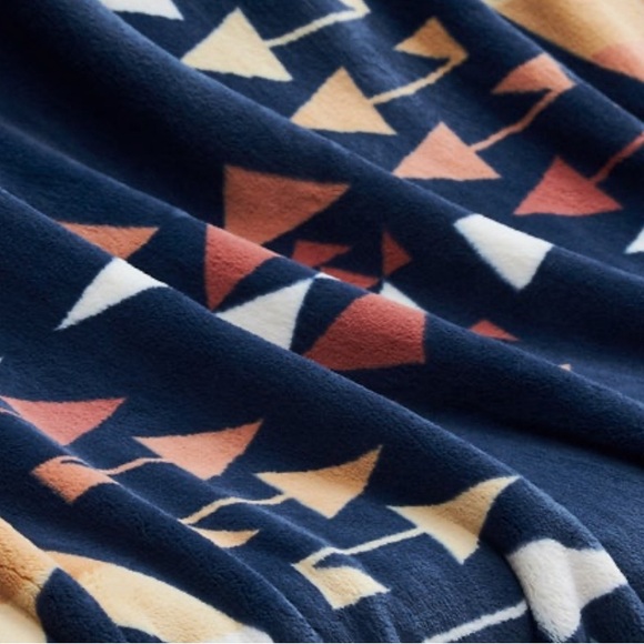 Pendleton Plush Throw - Picture 2 of 6